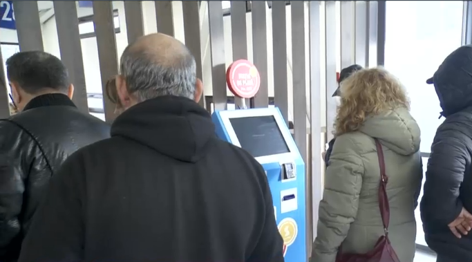 Cozi la ghișeele de taxe și impozite încă de la primele ore ale dimineții