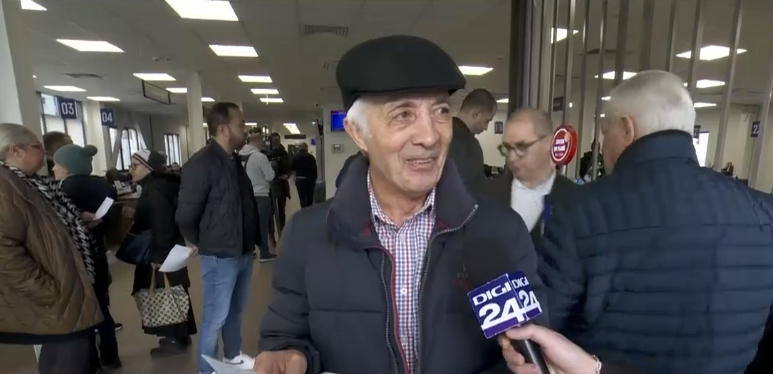 Cozi la ghișeele de taxe și impozite încă de la primele ore ale dimineții. "72 de lei reducere. E o treabă"