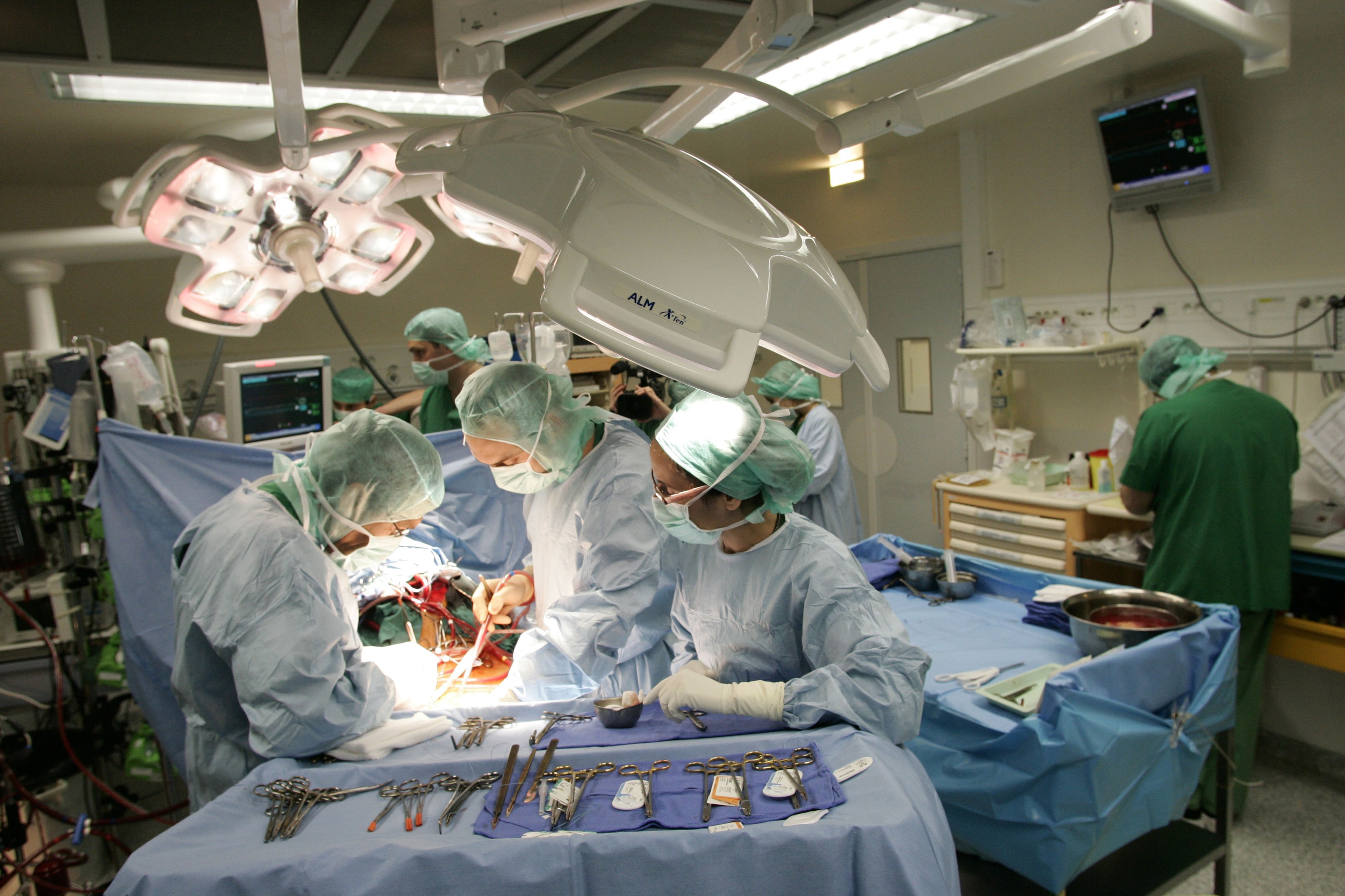 Primul transplant parţial de inimă din lume se dovedeşte a fi un succes la început de an