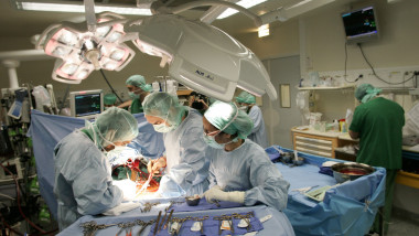 medici in operatie