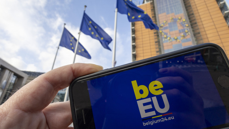 smartphone pe care apare scrie BE EU cu steagurile UE în fundal