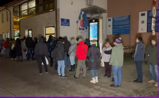 Scandal la plata taxelor la Cluj-Napoca. Un bărbat cu un copil în brațe a vrut să intre în față, la coada formată de aseară