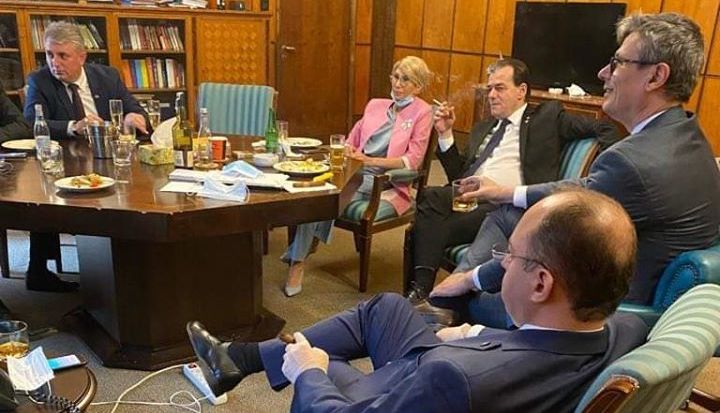 Ce spune Ludovic Orban despre poza din timpul pandemiei, când apare alături de mai mulți miniștri bând și fumând în biroul său