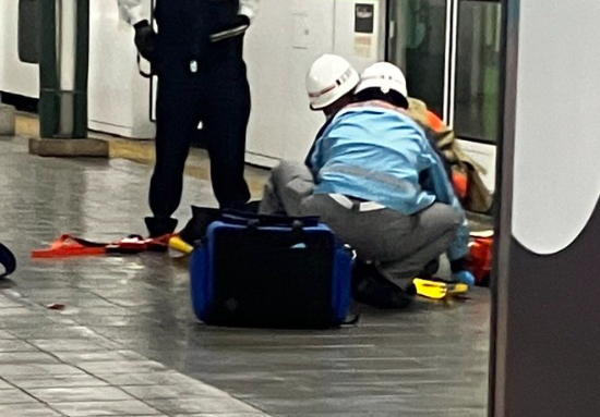 Trei bărbați au fost înjunghiați de o femeie într-un tren din Tokyo