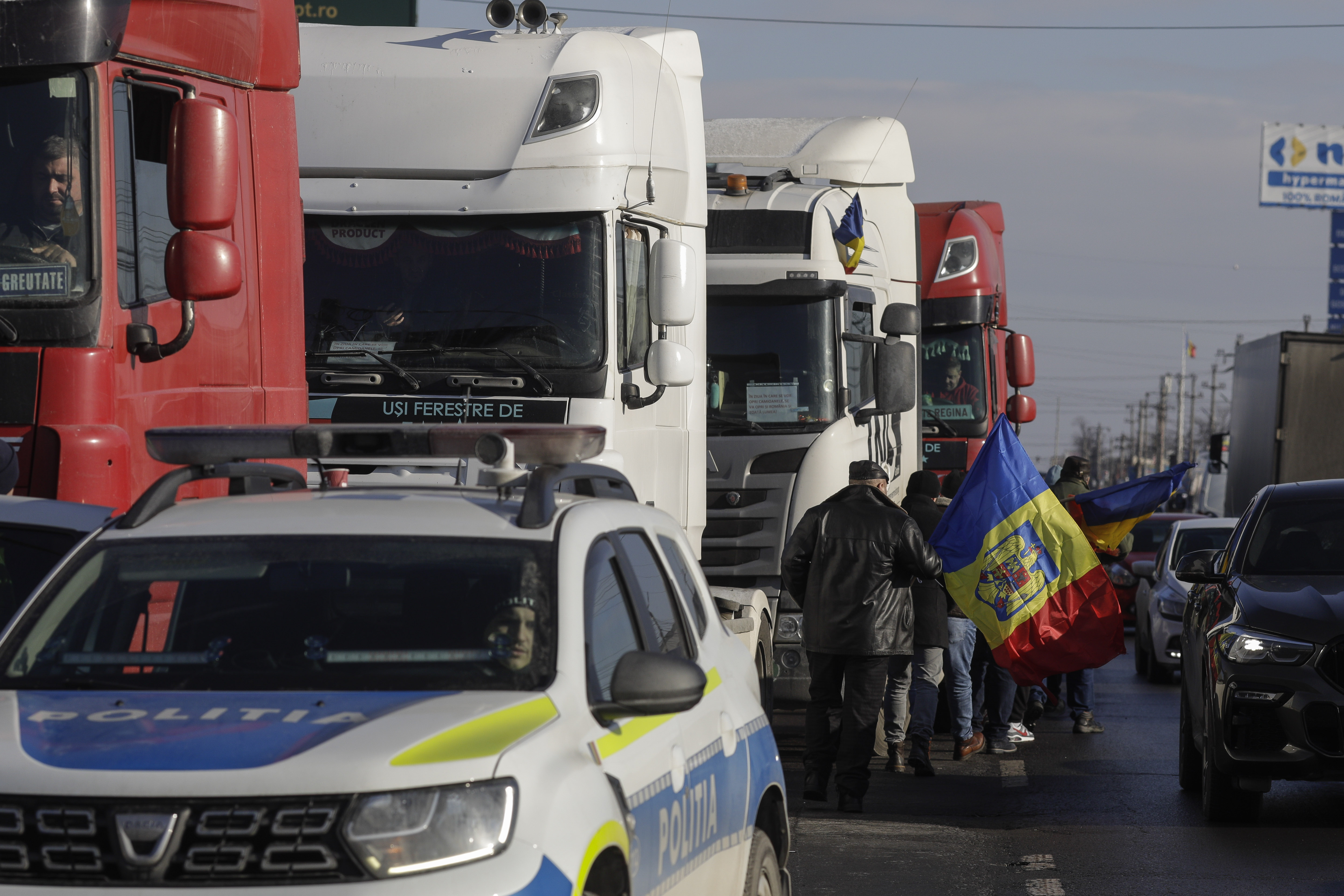 Furia transportatorilor crește, sunt blocaje pe șosele. Protestatarii nu sunt lăsați să intre în orașe. Intrarea în Craiova e blocată