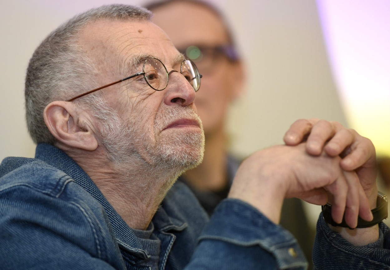 Un celebru poet rus, opozant al lui Putin, a murit după ce a fost lovit de mașină pe trecerea de pietoni