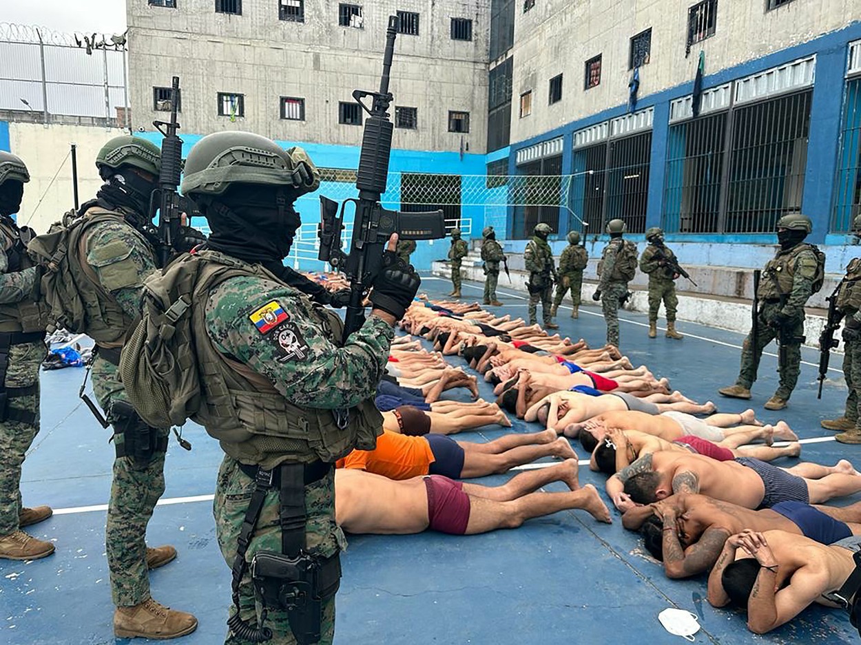 Armata din Ecuador restaurează ordinea în închisori. Prizonierii sunt eliberați, în timp ce deținuții sunt puși la pământ