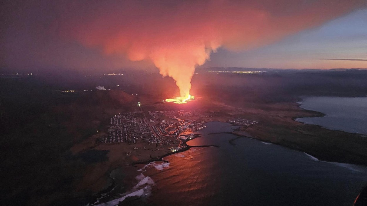 Ard casele din Grindavik. Lava de la vulcanul care a erupt în sud-vestul Islandei a ajuns în curțile oamenilor