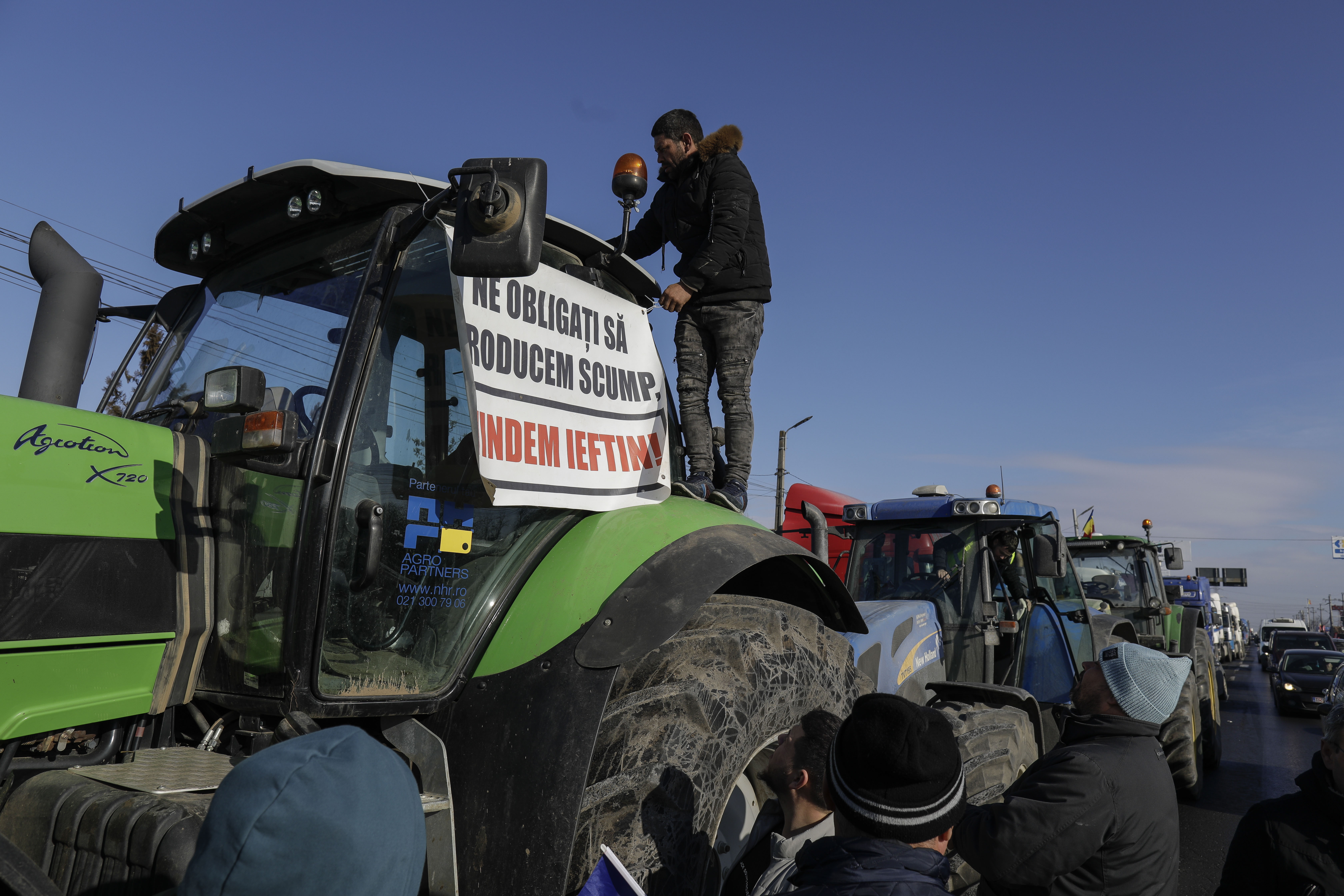 24 de dosare penale după protestele fermierilor. Polițiști: „Unele persoane cer pe WhatsApp să se meargă cu topoarele la Guvern”