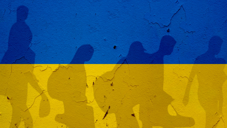 steagul ucrainei cu siluetele unor oameni