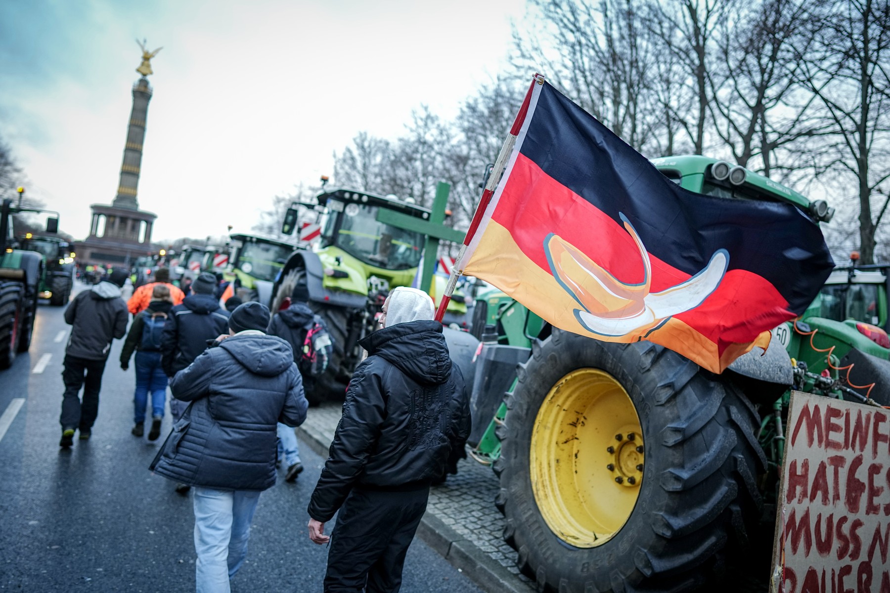 BBC: Extrema dreaptă vrea să declanșeze o revoluție în Germania, profitând de protestele fermierilor