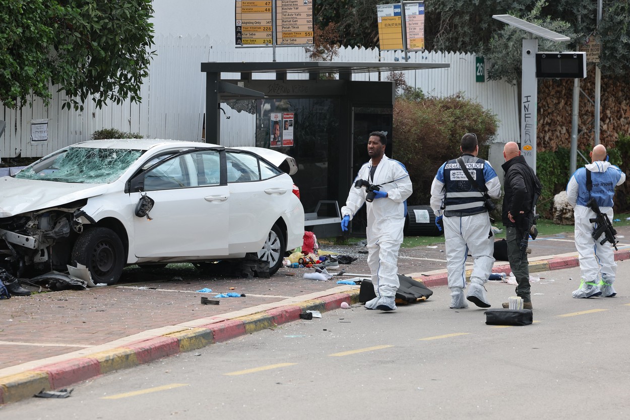 VIDEO Atac terorist în Israel. Doi palestinieni au furat mașini și au lovit cu ele pietonii. Un mort și 17 răniți