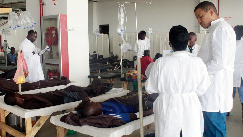 medici langa pacienti intr-un spital din zambia