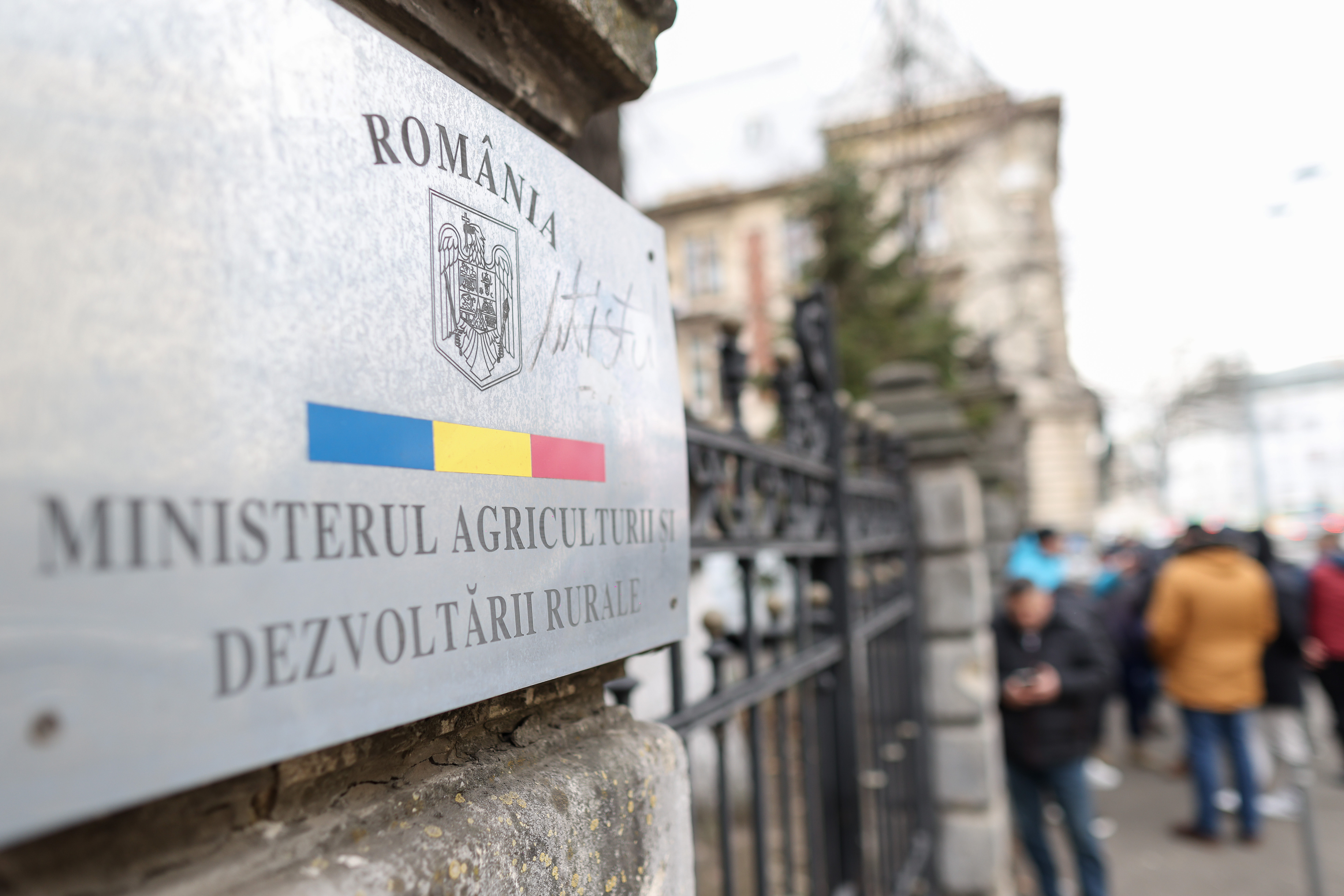Mai multe asociații de fermieri renunță la proteste, după acordul semnat cu Ministerul Agriculturii