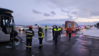 pompieri la locul accidentului cu doua autobuze in brasov