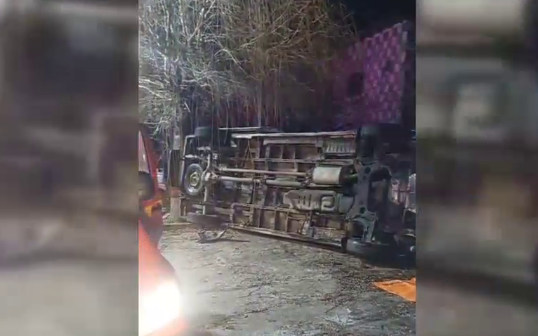 VIDEO. O ambulanță cu doi pacienți s-a răsturnat în Argeș. Trei oameni au fost răniți