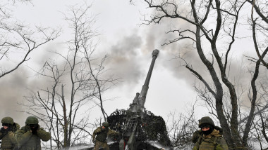 Artileriști ruși trag cu un obuzier de 152 mm în Ucraina