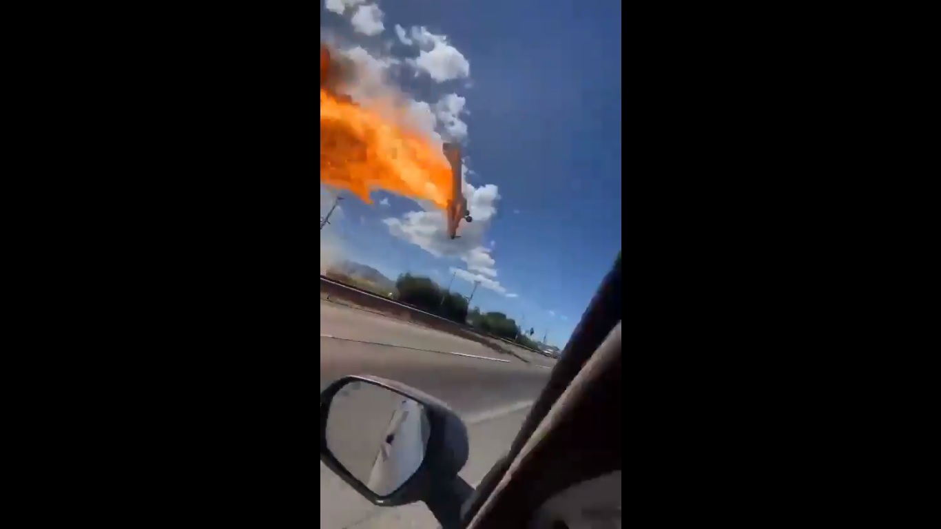 Un avion lovește liniile electrice și se prăbușește în flăcări pe o autostradă din Chile
