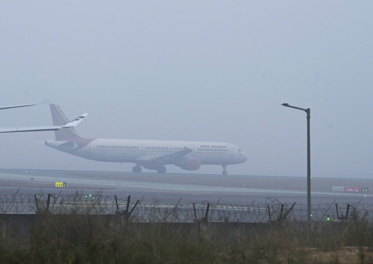 Haos în India, din cauza unui nor de ceață: Zborurile au întârzieri și de 10 ore. Pasagerii au rămas blocați în avioane sau pe aeroport