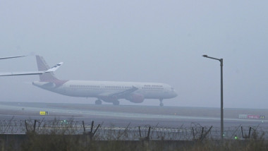 un avion care se afla pe pista in new delhi