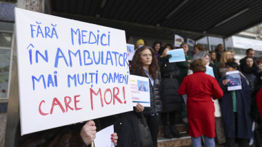 medici la protest in fata unui spital
