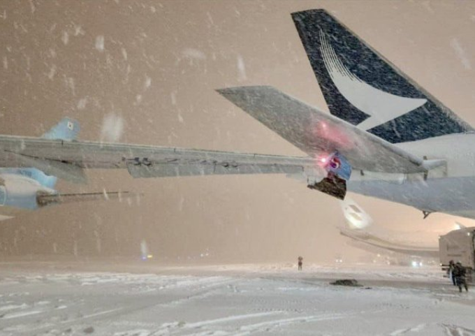 Nou incident aviatic pe un aeroport din Japonia. Două avioane s-au acroşat pe pistă