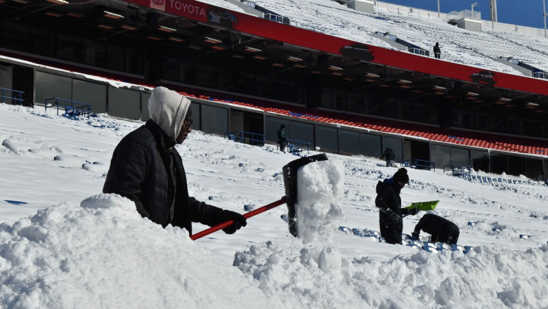 Om care scoate zăpada cu lopata pe un stadion