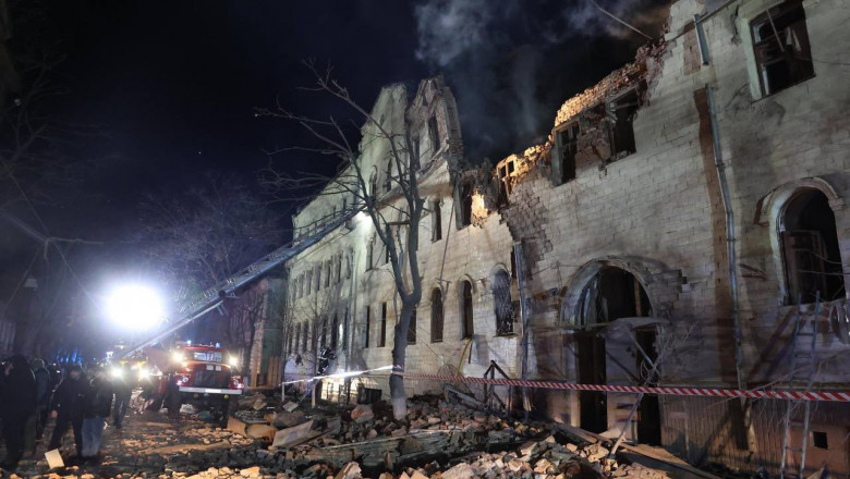 cladire lovita de racheta in harkov, echipe de interventie