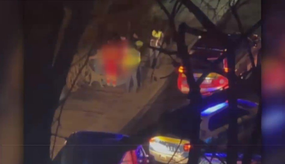 Un băiețel de 5 ani a căzut de la etajul 3 al unui bloc din Galați. Într-o clipă de neatenție a mamei, a deschis geamul și s-a prăbușit