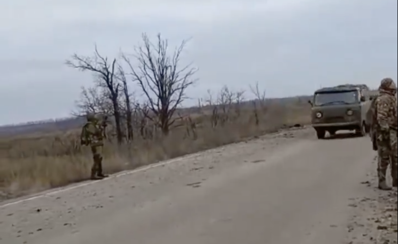 Momentul în care o mașină cu soldați ruși care încearcă să fugă este lovită din mers de o dronă ucraineană. „Uite-o, nenorocita!”