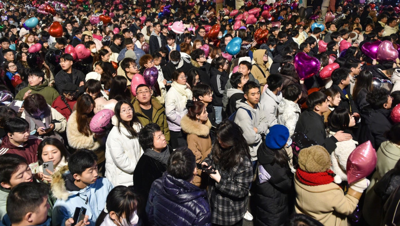 A large number of citizens are gathering at Xinjiekou in Nanjing, China, on December 31, 2023, to release balloons to welcome the arrival of 2024.
