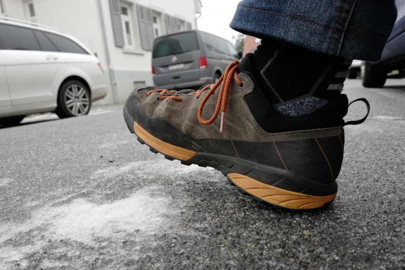 17.01.2024 Wintereinbruch in Südhessen mit Minusgraden u. Graupel u. Eisregen u. gefrierender Regen u. extreme Glätte au