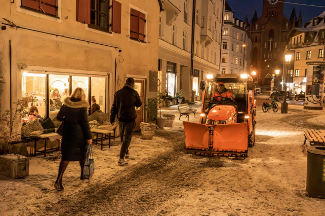 Winterdienst des Baureferats räumt Schnee am Wiener Platz, Fußgänger, München, Januar 2024 Deutschland, München, Januar