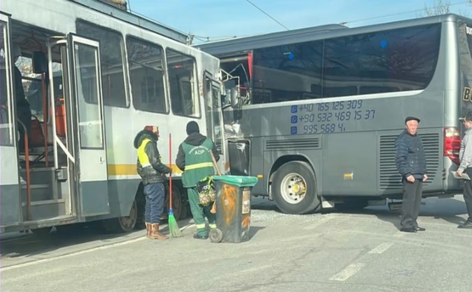 VIDEO Accident grav în București. Un tramvai a lovit în plin un autocar