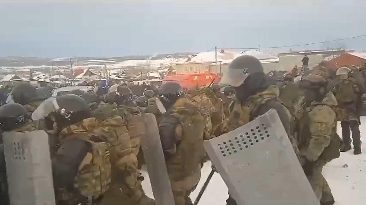 Revoltă în Rusia, după condamnarea unui opozant din Başkiria. Protestatarii s-au luat la bătaie cu poliția