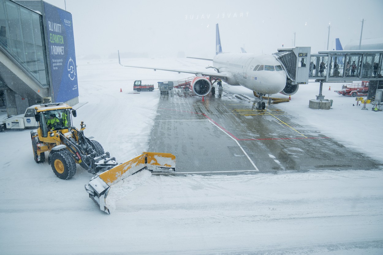 „Este atât de multă zăpadă, încât piloţii nu pot vedea luminile”. Aeroportul din Oslo a fost închis din cauza ninsorilor abundente