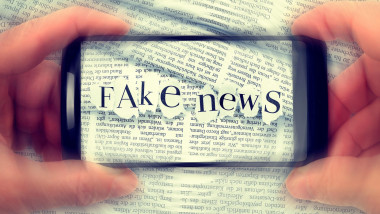 Fake news stroke on a smartphone, Fake News-Schriftzug auf einem Smartphone