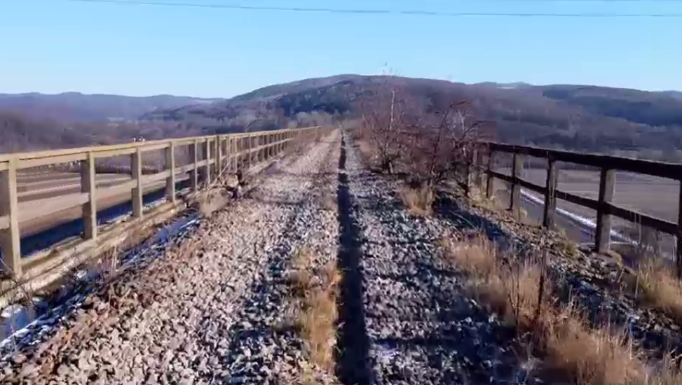 Statul la stat. Proiect de infrastructură feroviară spectaculos, aproape finalizat în 1990, abandonat inexplicabil. Șinele au dispărut