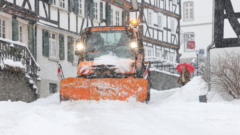 Starker Schneefall. Winter im Siegerland. Die Altstadt von Freudenberg ist eingeschneit. Ein Raeumfahrzeug (Räumfahrzeug