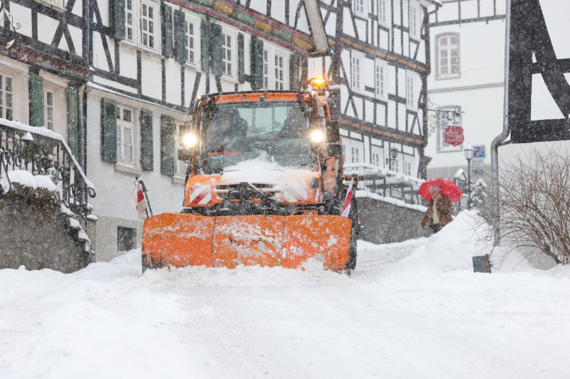 Starker Schneefall. Winter im Siegerland. Die Altstadt von Freudenberg ist eingeschneit. Ein Raeumfahrzeug (Räumfahrzeug
