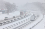 Starker Schneefall. Winter im Siegerland. Auf der Autobahn A45 Hoehe (Höhe) der Raststaette Siegerland Ost zwischen Freu