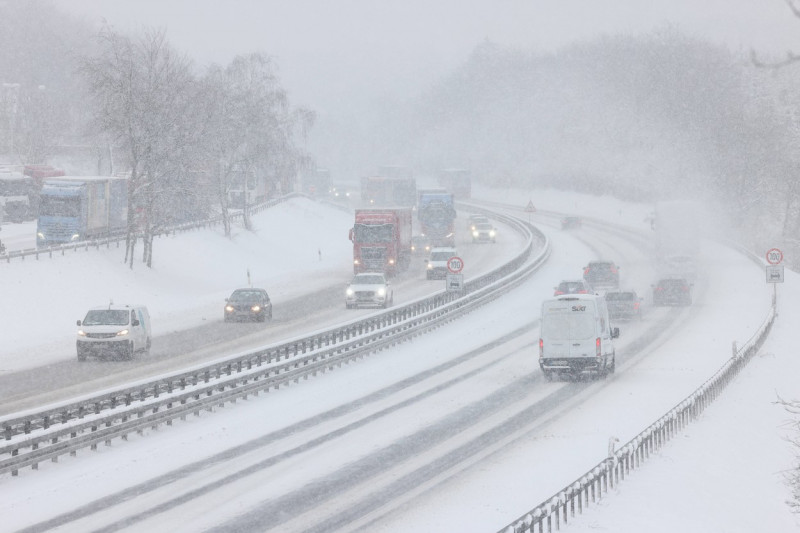 Starker Schneefall. Winter im Siegerland. Auf der Autobahn A45 Hoehe (Höhe) der Raststaette Siegerland Ost zwischen Freu