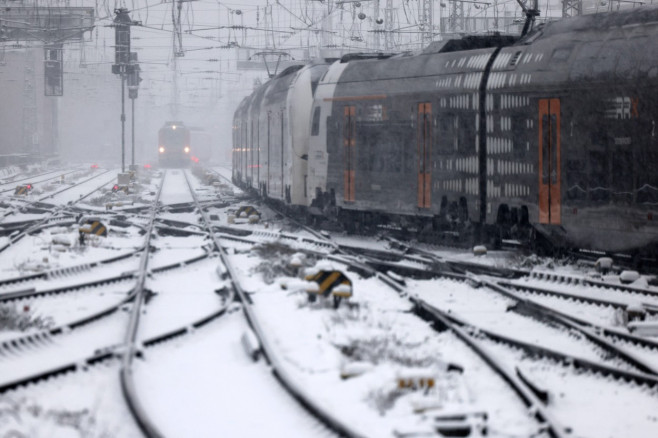 Verschneite Gleise und Schienen am Kölner Hauptbahnhof. Wegen des Schneefalls kam es zu Verspätungen bei der Deutschen B