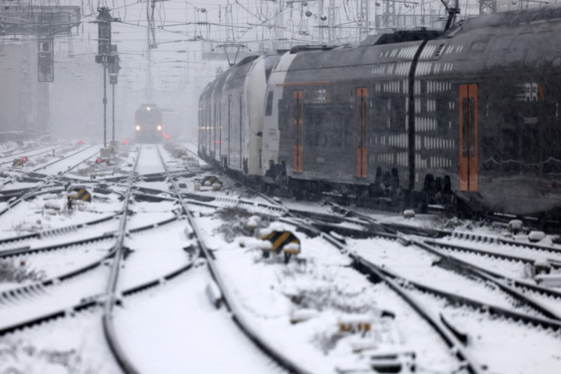 Verschneite Gleise und Schienen am Kölner Hauptbahnhof. Wegen des Schneefalls kam es zu Verspätungen bei der Deutschen B