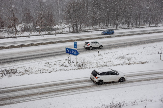 Tief Gertrud hat mit ergibigem Schneefall das Rheinlanderreicht. Die Winterdienste kommen wie hier Autobahn 565 in Höhe