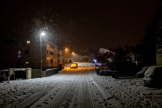 Tief Gertrud hat mit ergiebigem Schneefall das Rheinland erreicht. Die Winterdienste kommen wie hier in Wachtberg Nieder