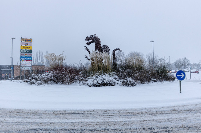 Tief Gertrud hat mit ergiebigem Schneefall das Rheinland erreicht. Die Winterdienste kommen wie hier in Wachtberg am Ein