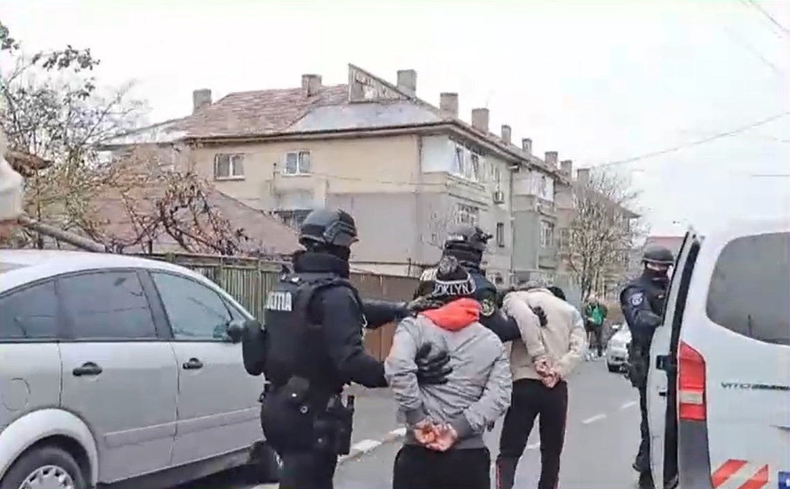 Polițiștii i-au prins pe hoții care au furat pistolul unui fost ofițer SRI. Acum le percheziționează locuințele