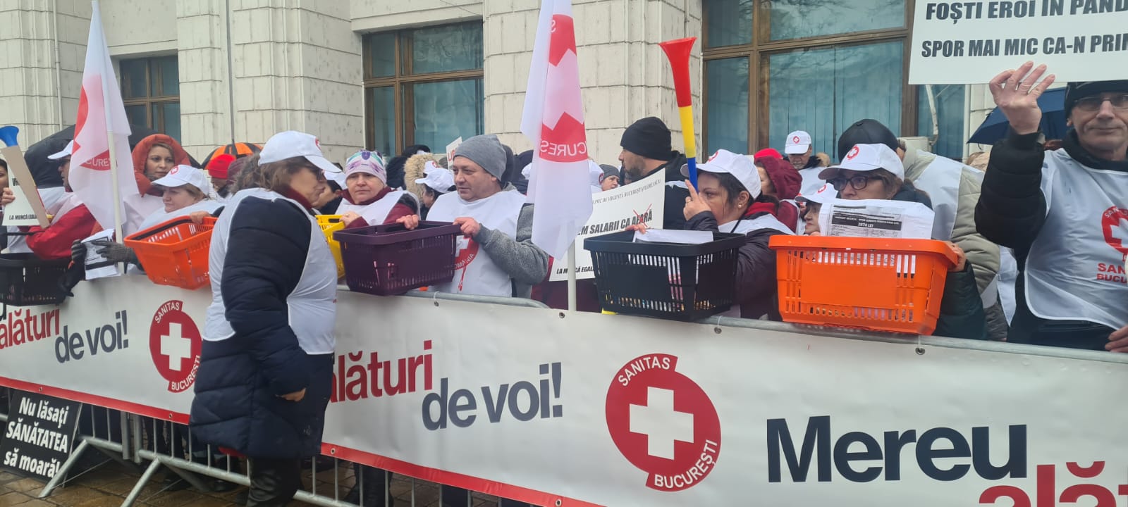 Medicii sunt tot mai nervoși din cauza banilor. Protestează la Finanțe cu coșuri cu covrigi, apă și hârtie igienică: Atât ne permitem