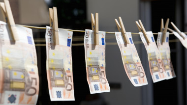 spalarea banilor UE